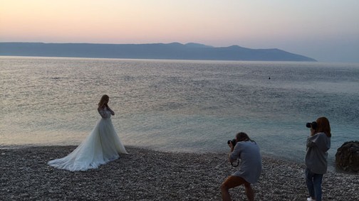Titkos lagúnában készült Sármán Nóra és a Pinewood Weddings új kampánya