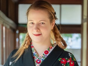Kultúrák összevarrása – magyar hímzések japán kimonókon Pór Andrea kezei nyomán