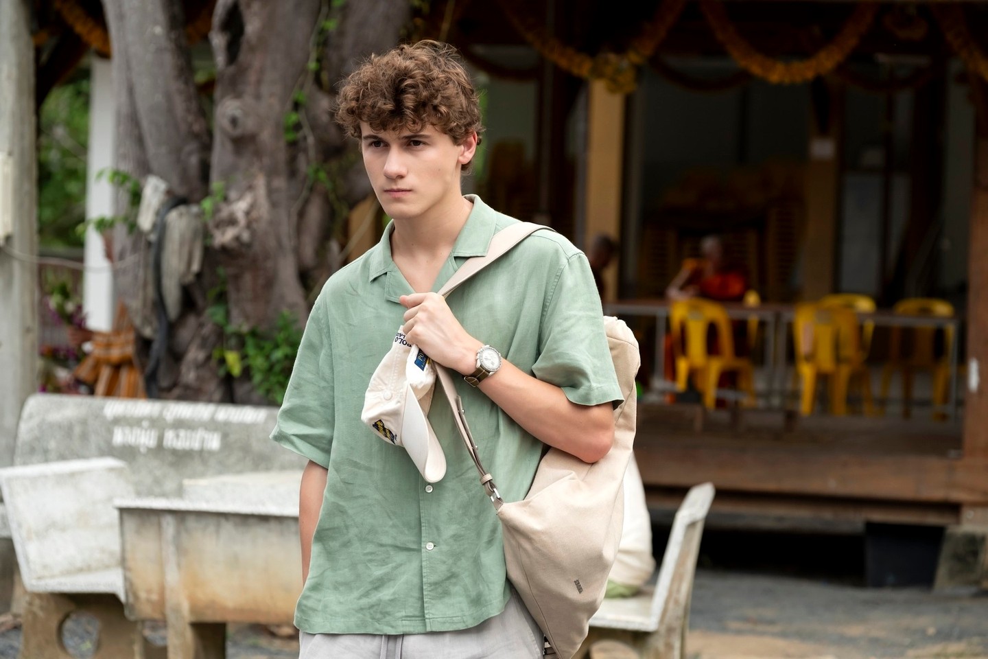 Sam Nivola Piper öccsét, Lochlan Ratliffet alakítja, aki a való életben 21 éves.