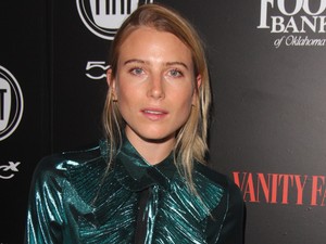 Miért? Kopasz lett Hemingway gyönyörűséges modell dédunokája