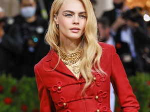 Cara Delevingne mellét csupán az arany festék takarta a Met gálán