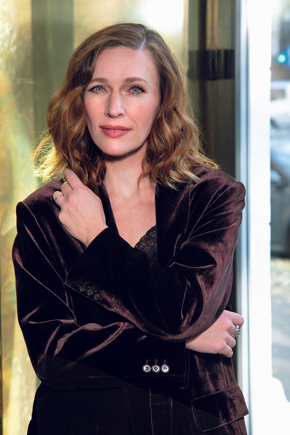 Szamosi Zsófia sokoldalú művész, aki színészet mellett lakberendezőként is tevékenykedik | Bársony blézer és nadrág COS, Selyem top INTIMISSIMI, Cipő HÖGL