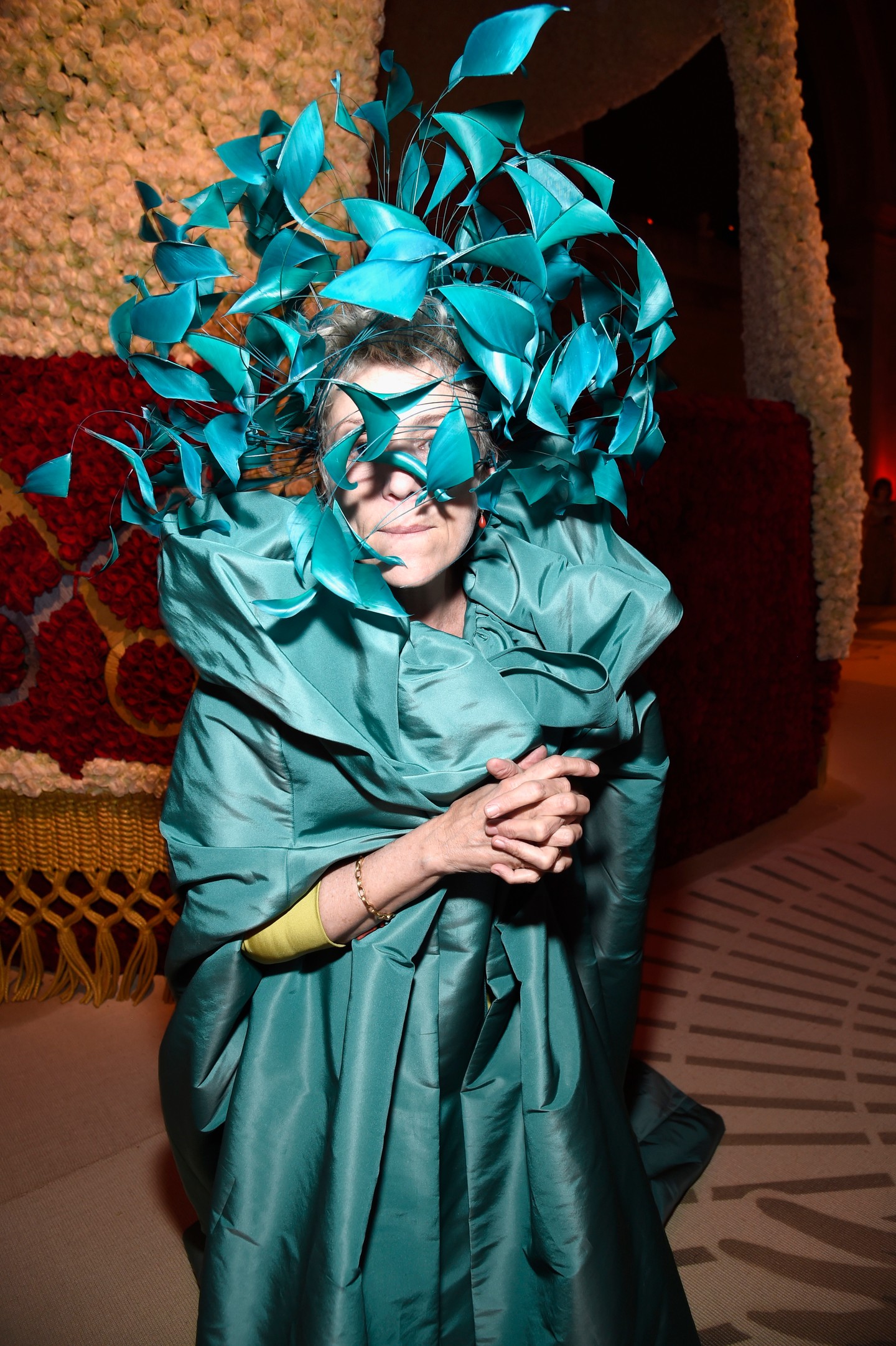 A 2018-as Met-gálán Frances McDormand egy művészeti alkotásokkal versengő Philip Treacy kalapot viselt. Egyszerűen csodálatos!