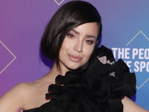 Sofia Carson szinte eltűnt a habos-babos ruhája alatt