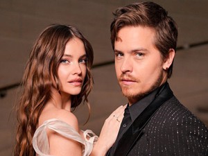 Palvin Barbara új külsővel tarolt a vörös szőnyegen, ő és férje, Dylan Sprouse ismét ellopták a show-t