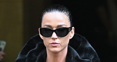 Katy Perry topless vonul Párizs utcáin, és nem kér sem engedélyt, sem elnézést