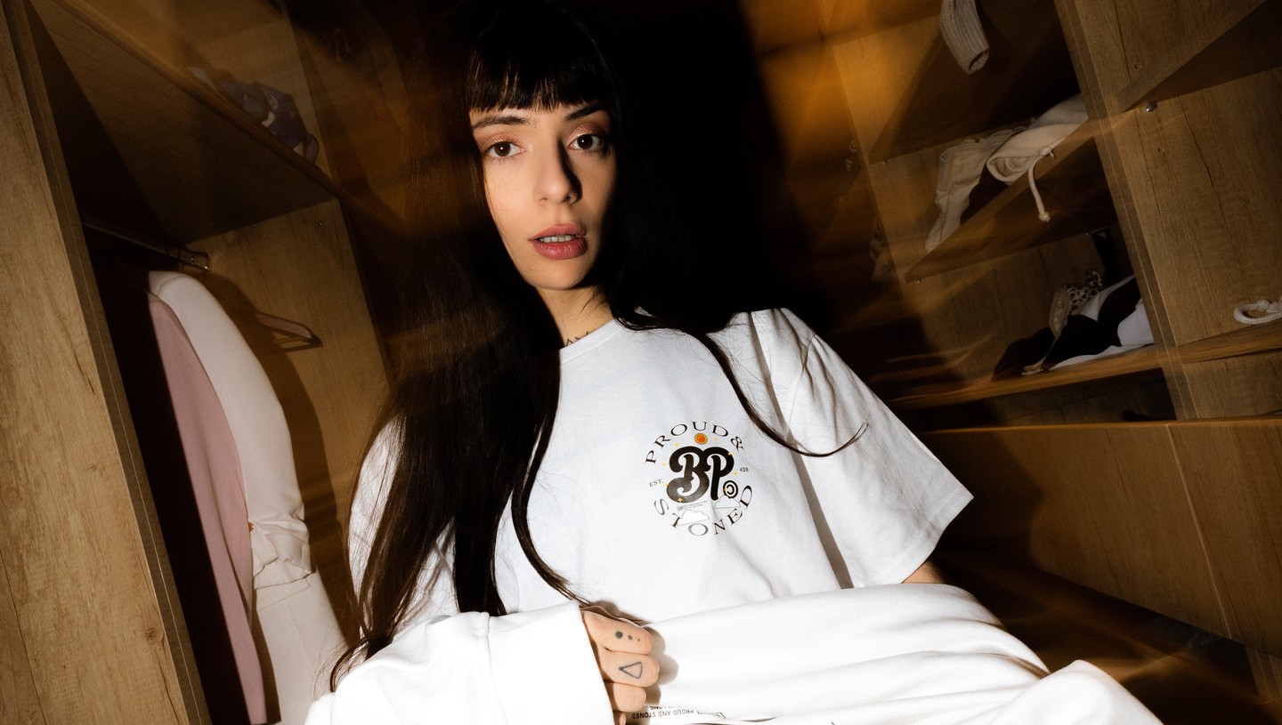 Sisi - A feltörekvő underground rapper nyers és kendőzetlenül őszinte szövegeivel új színt hozott a hazai hip-hopba. Imádjuk, hogy egy percig sem fél önmagát adni!