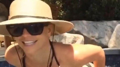 Ezúttal videón illegeti magát a bikinis Britney Spears
