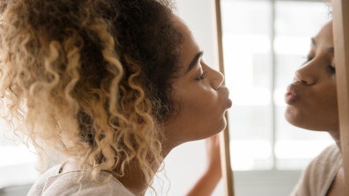 Mit jelent, ha valaki saját magával jár együtt?