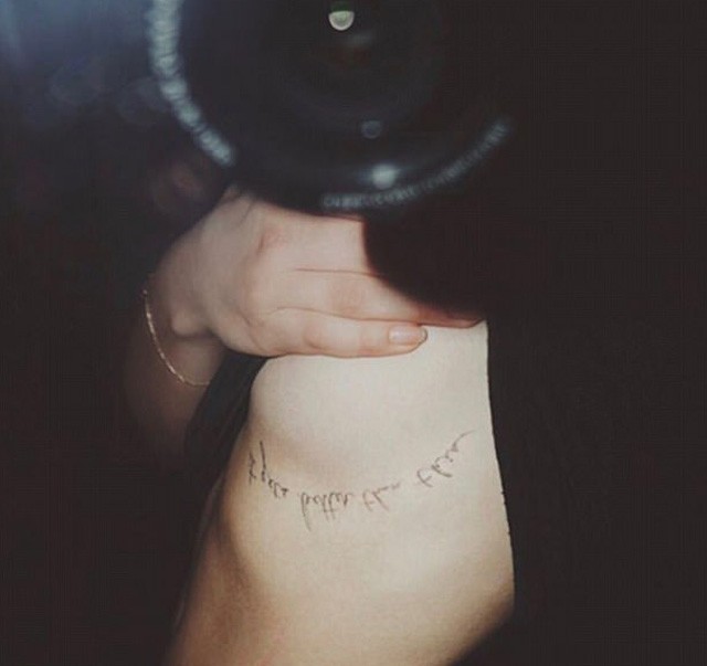 Chloé Grace Moretz új, mell alatti tetoválása