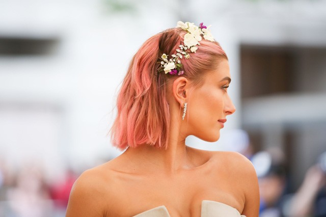 Hailey Baldwin rózsaszín haj