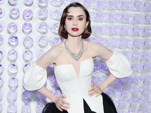Lily Collins elhozta Párizst és Emilyt is a Met-gálára