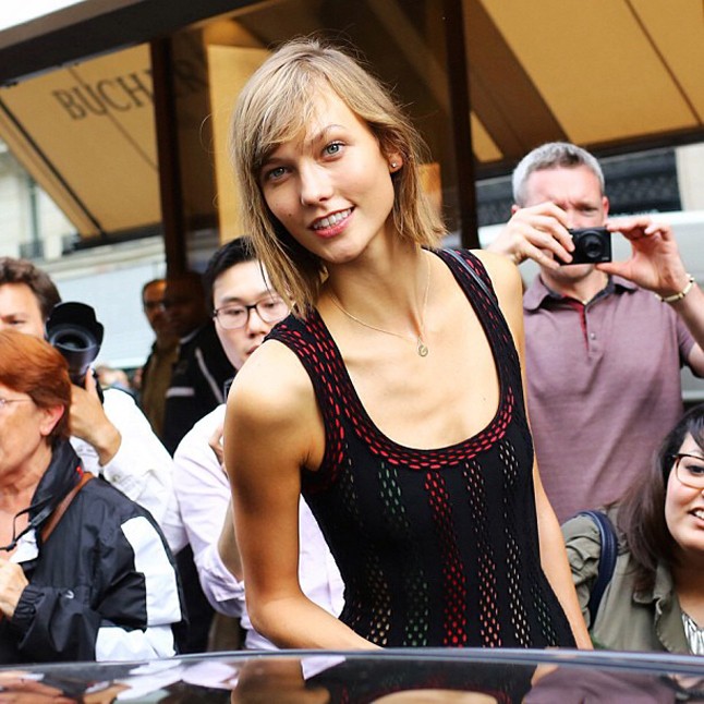 Karlie Kloss kedvesen pózol a rajongóknak.