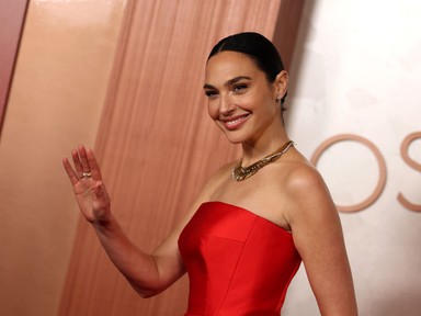 Gal Gadot pucérruhája maga a meztelen álom, elképesztően merész darabolt vállalt be a színésznő