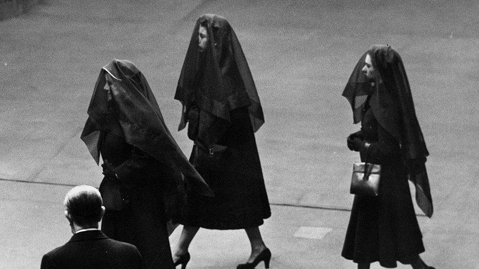 Balról jobbra: Erzsébet anyakirálynő, II. Erzsébet királynő és Margit hercegnő  VI. György király koporsójának érkezésekor a Westminster Hallba, ahol a király teste  a temetés előtt három napig feküdt. 