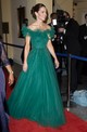 A karibi körúton egy smaragdzöld, vállvillantós, Disney-hercegnős Jenny Packham ruhában is óriásii feltűnést keltett, ami fodrokkal és kristályokkal volt díszítve. 