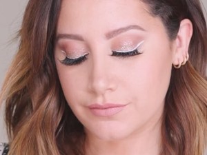 Hű! Ashley Tisdale szilveszteri sminkjétől egész éjjel csillámokat fogsz látni!