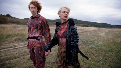 A DÜSK magyar divatmárka pont arra reflektál, amit érzel