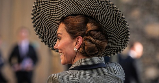 Videón, amint Katalin hercegné végtelenül kellemetlen helyzetbe kerül a kalapja miatt