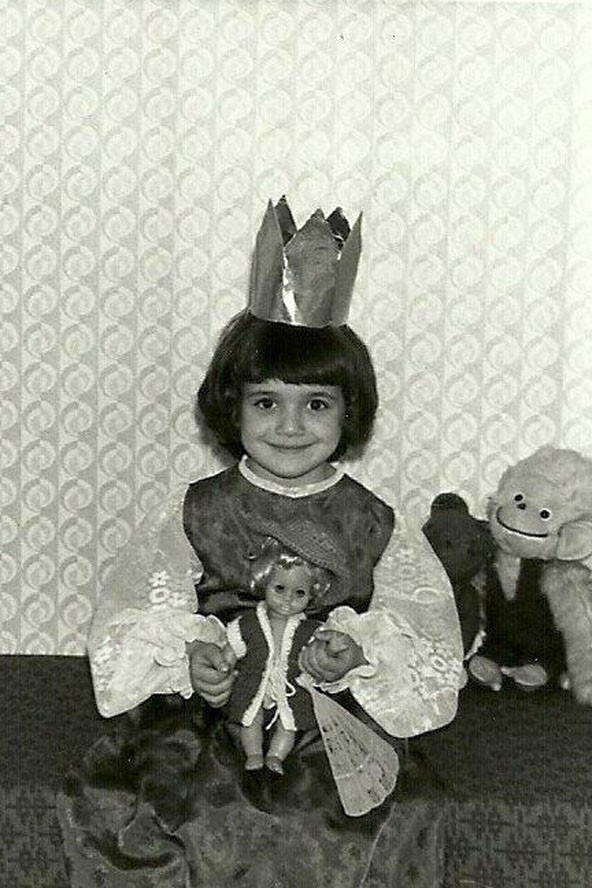 Benes Anita egy nagyon izgalmas ruhában, és királynői kiegészítőben. Nem lepődnénk meg, ha kiderülne, hogy babán egyik első kreációja látható.