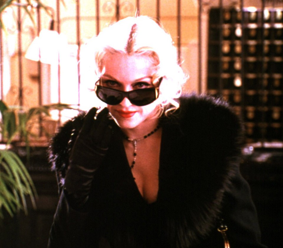 Négy szoba (1995) - A négy epizódból álló filmet az új rendezőgeneráció merész dobásának szánták. Igaz, nagy karriert csak Quentin Tartantino és Robert Rodriguez futott be, de a Négy szoba, már csak miattuk is kultikus. Madonna rögtön az első epizódban bukkan fel, mint egy rejtélyes, veszélyesen erotikus boszorkány. Madonna erotikától túlfűtött karrierállomásának egy filmes emléke ez az alakítása.