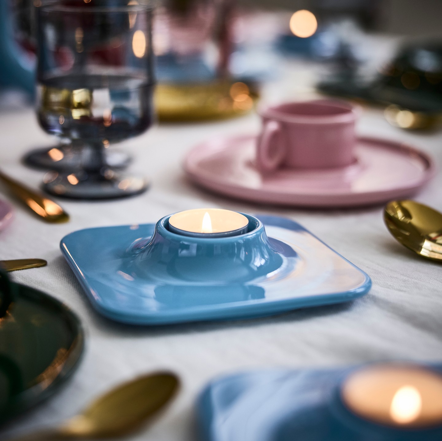 A kollekcióban porcelán mécsestartók is megtalálhatók