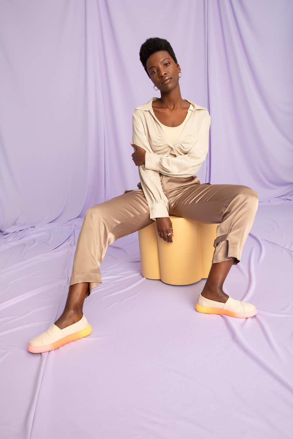 A Mallow modell talpa a napsugarakat idézi, és natúr színe miatt tulajdonképpen mindennel felveheted, de nagyon passzol a minimalizmus trendbe is, amikor indent egy szín különböző tónusaiban viselsz. 