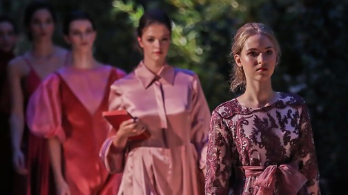 Kisfaludy Sándor romantikája ihlette a Katti Zoób Balatonfüreden bemutatott ruháit