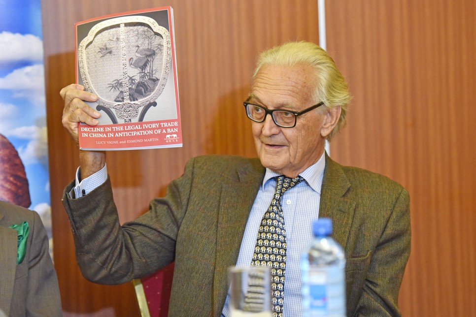 Iain Douglas-Hamilton 1993-ban alapította a Save the Elephants nevű szervezetet, amely azóta is az elefántok és élőhelyeik jövőjének biztosítására törekszik