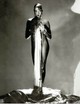 Josephine Baker híres aktja a Vogue 1934-es számából. George Hoyningen-Huene neves divatfotós képe.
