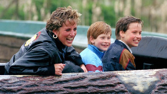 A történelem megismételte önmagát: mintha újra lejátszódott volna Harry herceg és Diana hercegné nagy pillanata