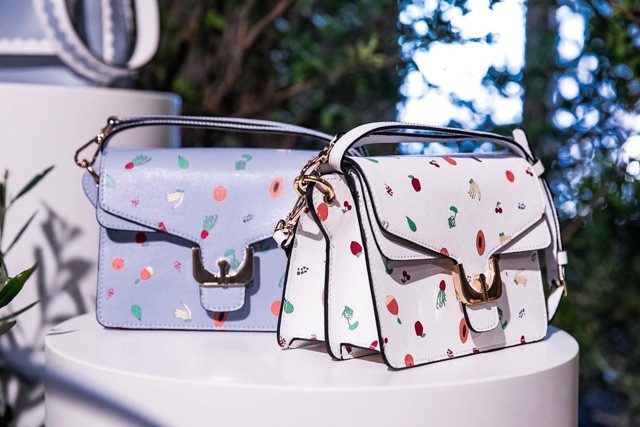 Utazás a világ körül a Coccinelle táskáival