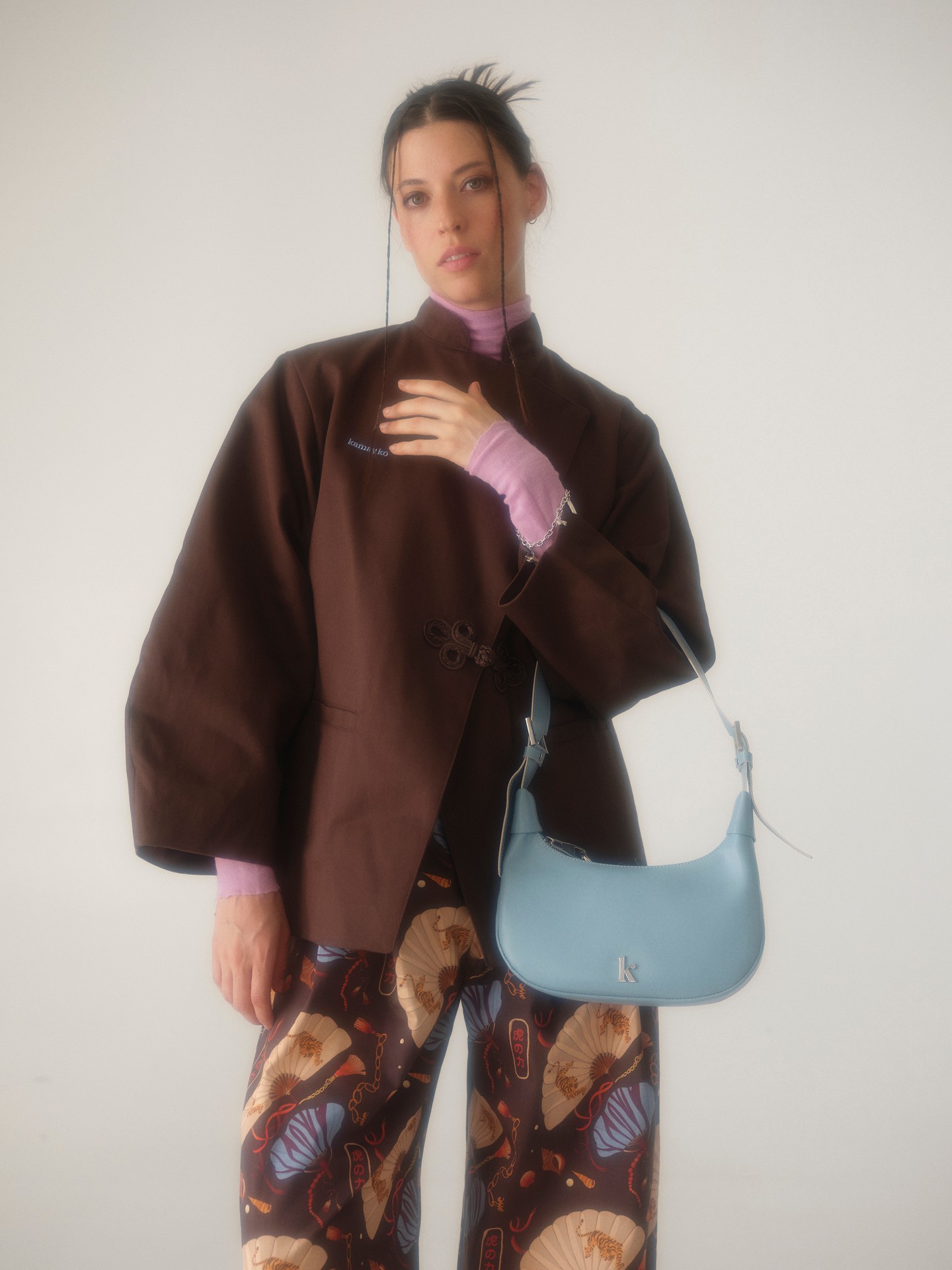A magyar designer márka TORA kollekciójában a japán ihletésű virágmotívumok, a merész színek és a karakteres szabásvonalak kerülnek előtérbe