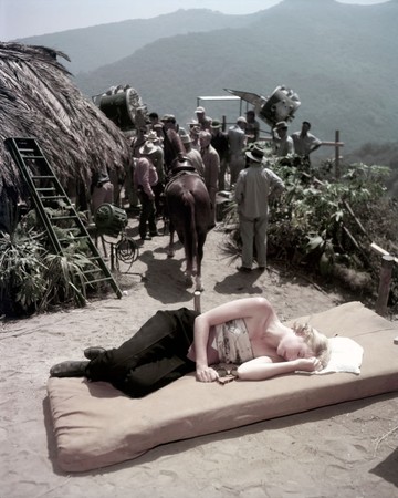 Grace Kelly megpihent egyik korai filmjének forgatásán, 1953-ban