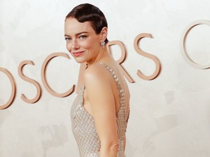Emma Stone a világ legegyszerűbb ruhájában bizonyította be az Oscaron: a kevesebb több