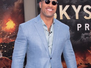 Dwayne Johnson csupa mosoly a Felhőkarcoló premierjén