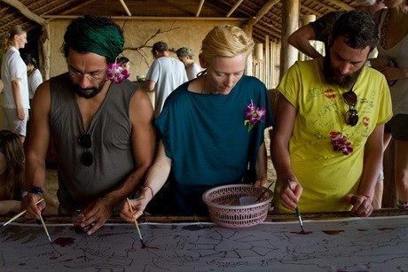 Tilda Swinton a Je Suis Belle kreációjában