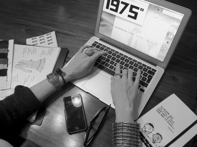 Otthon sem áll meg a munka