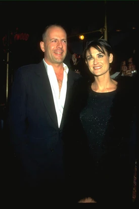 1998-ban szakítottak, 2000-ben pedig a válást is aláírták, kapcsolatuk azonban soha nem szakadt meg, sőt, miután hivatalosan elváltak útjaik, Bruce Willis úgy fogalmazott, még mindig szereti Demi Moore-t, és továbbra is szoros kapcsolatot ápolnak majd, hiszen közösen nevelik a három lányukat.