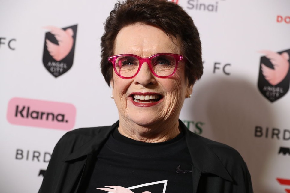 Billie Jean King pózol a rózsaszín szőnyegen az Angel City FC és a North Carolina Courage közötti mérkőzés előtt a Banc of California Stadionban 2022. április 29-én Los Angelesben, Kaliforniában.
