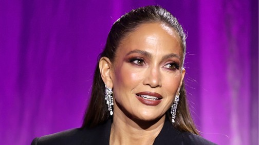 Jennifer Lopez mikro melltartóban és bőrnadrágban állt színpadra, bombaformában van az 56 éves énekesnő
