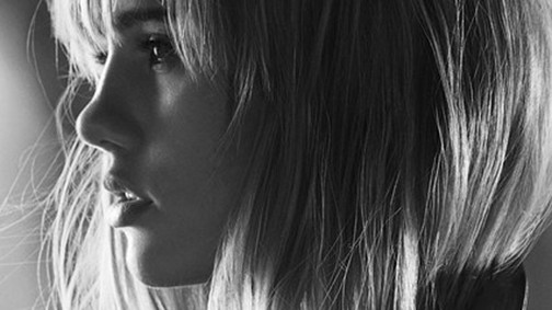 Suki Waterhouse a Burberry szenvedélyes illatának az arca