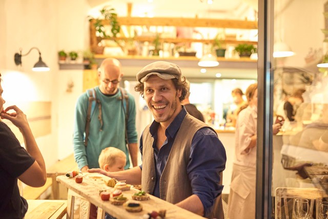 Ökotudatos ebédmenü a Parlament közeléből biciklis házhozszállítással