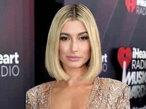 Hailey Baldwin diszkóoverallja szemmeresztő, de aztán nagyot javított