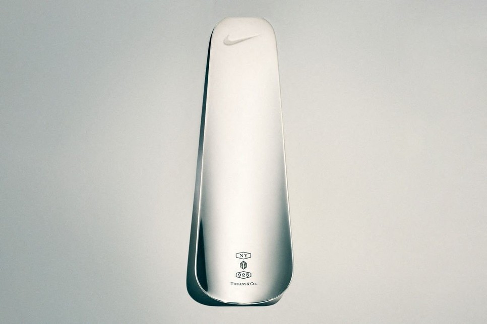 A NIke és a Tiffany & Co. kolleborációs kollekcióban vehetsz kiegészítőket is. Mondjuk egy cipőkanalat