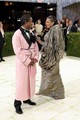 Rihanna egy csillogó, Glenn Martens által tervezett Margiela Couture-ruhában érkezett a Metropolitan Művészeti Múzeumba.