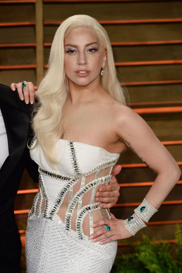 Az idei Oscar gálán nagyon sikkes volt ezzel a platinaszőke hajjal.