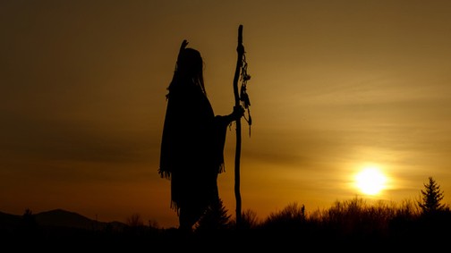 Elképesztő: a Louis Vuitton sámánt bérelt a bemutatója előtt