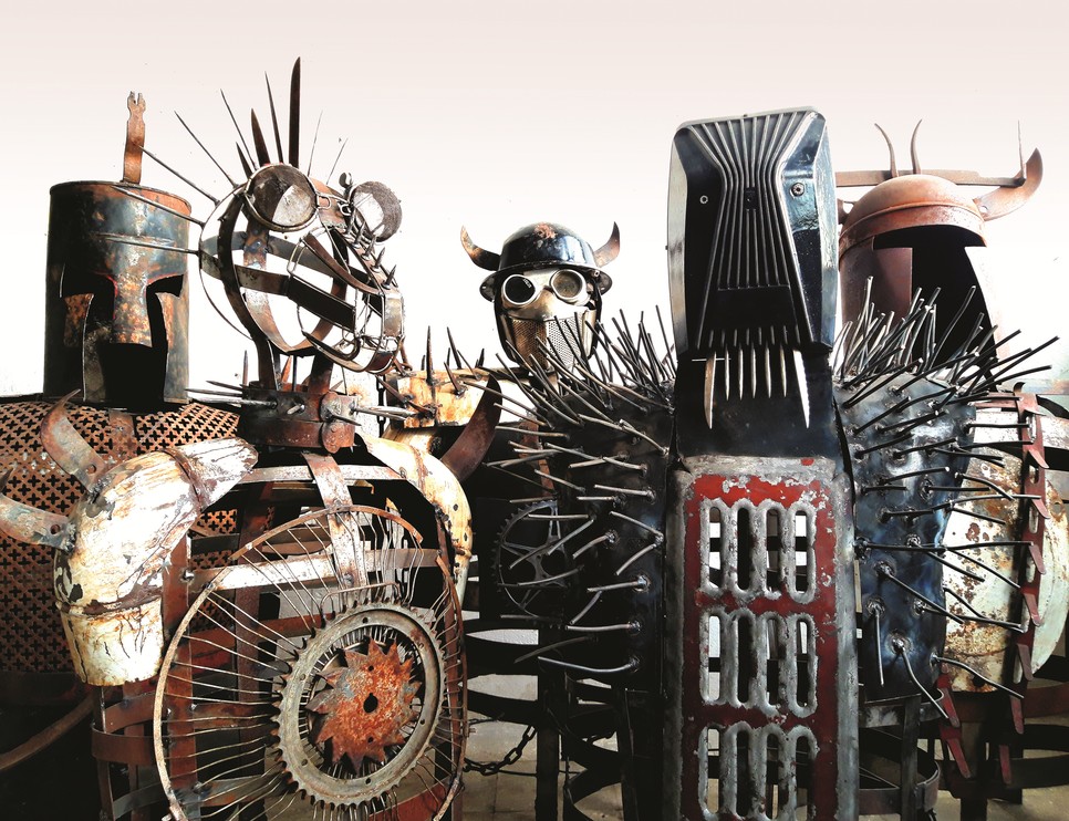 A szobrokhoz gyakran régiségpiacokon szerzi be az alapanyagokat