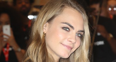 Nem is szőke, egyenesen ősz lett Cara Delevingne